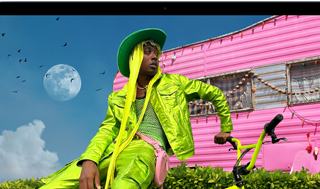 Pantalla de una MacBook Air que muestra la foto de una persona con ropa colorida para destacar la gama de colores y la resolución de la pantalla Liquid Retina