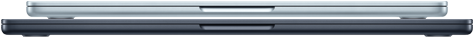 Una MacBook Air de 13 pulgadas en azul cielo y una MacBook Air de 15 pulgadas en color medianoche, cerradas y apiladas una arriba de la otra